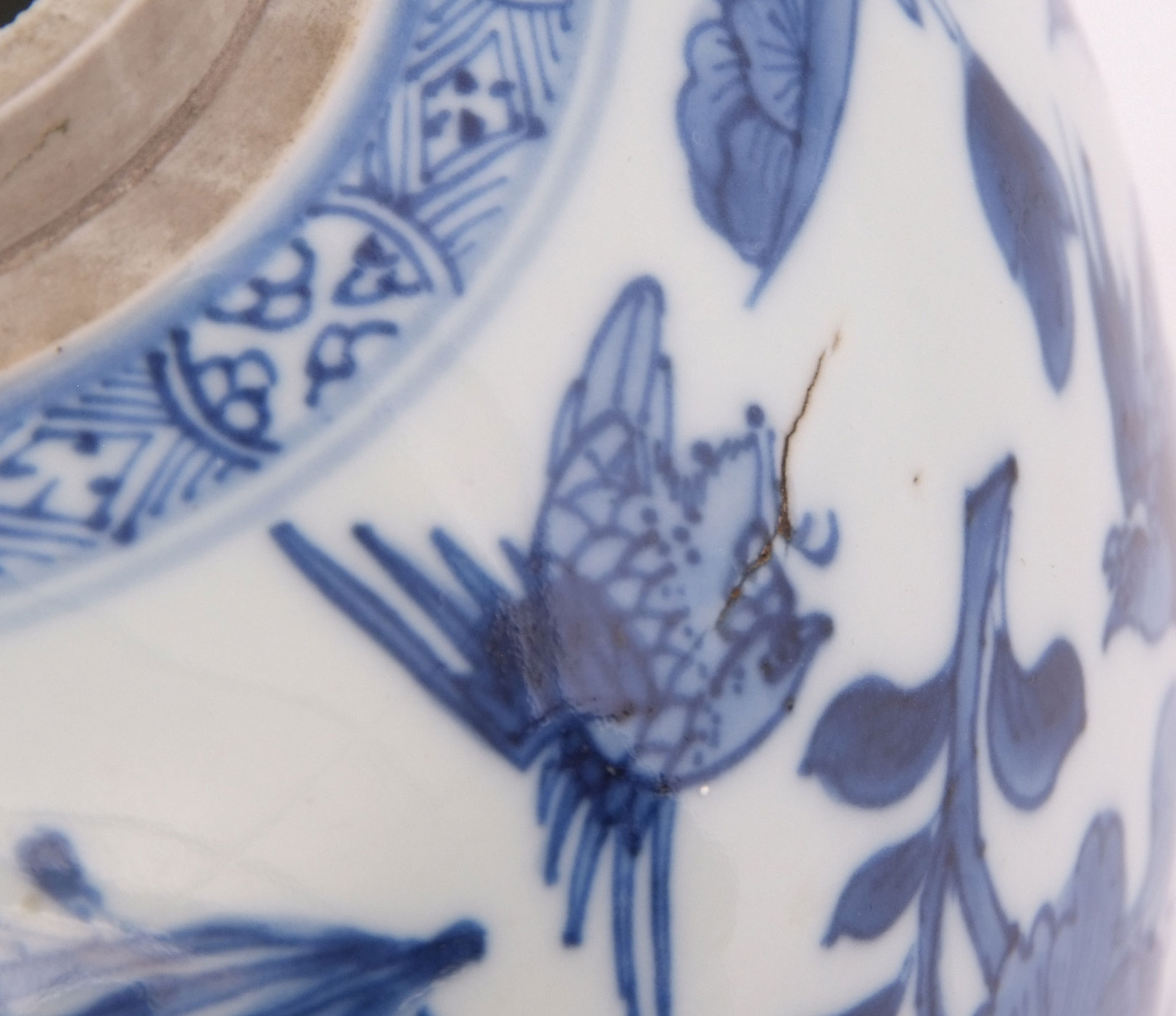 18th century Chinese porcelain ginger jar decorated in blue and white with Lotus and flowering - Image 5 of 5