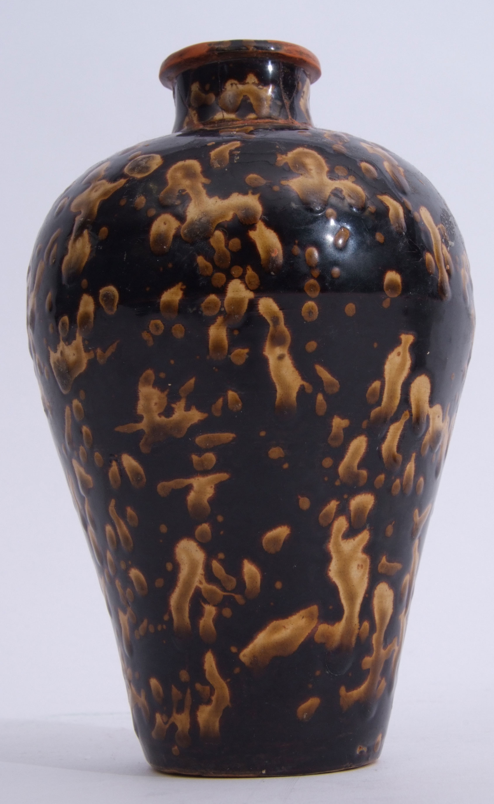 Jizhou ware vase the baluster body decorated in typical fashion with a sponged buff effect on - Image 3 of 5