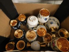 BOX CONTAINING MIXED PRINKNASH FLORAL AND GILDED VASES, CREAM JUG, SUGAR BOWLS ETC