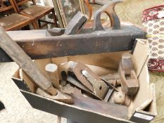 BOX CONTAINING MIXED VINTAGE TOOLS, STANLEY PLANE, A FURTHER BLOCK PLANE ETC