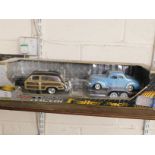 METAL TRAILER PACK BY MOTORMAX WITH REPLICA OF A CAR TRAILER AND TWO VEHICLES