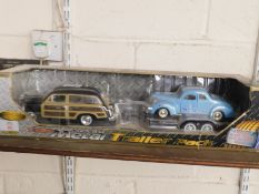 METAL TRAILER PACK BY MOTORMAX WITH REPLICA OF A CAR TRAILER AND TWO VEHICLES