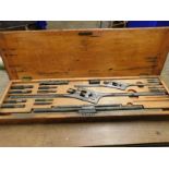 OAK BOX CONTAINING HEAVY DUTY TAP AND DIE SET