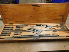 OAK BOX CONTAINING HEAVY DUTY TAP AND DIE SET