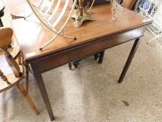 EDWARDIAN MAHOGANY FOLD-TOP TEA TABLE, THE TOP INLAID WITH BOXWOOD AND EBONISED HATCHED STRINGING