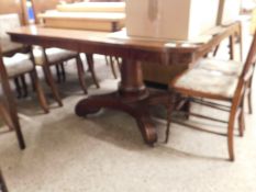 VICTORIAN MAHOGANY PEDESTAL DINING TABLE OF RECTANGULAR FORM WITH ROUNDED CORNERS OVER A PLAIN