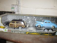 METAL TRAILER PACK BY MOTORMAX WITH REPLICA OF A CAR TRAILER AND TWO VEHICLES