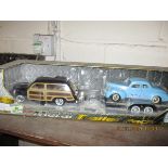 METAL TRAILER PACK BY MOTORMAX WITH REPLICA OF A CAR TRAILER AND TWO VEHICLES