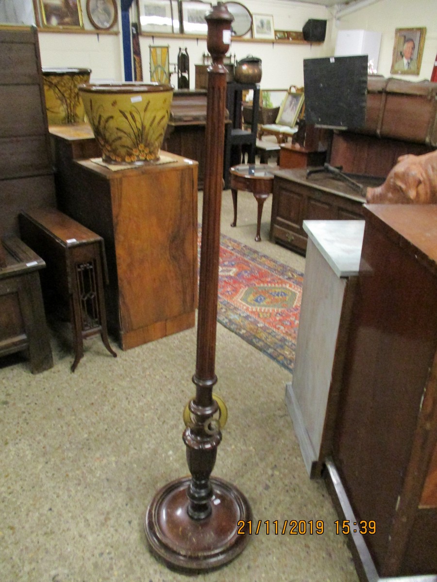 GOOD QUALITY MAHOGANY REEDED COLUMN STANDARD LAMP WITH TURNED BASE