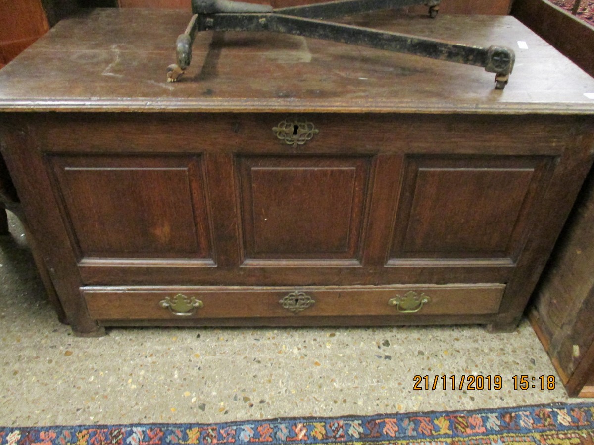 EARLY 19TH CENTURY OAK SMALL MULE TYPE CHEST WITH LIFT UP TOP WITH THREE PANELLED FRONT AND SINGLE