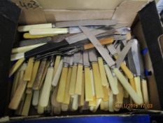 BOX CONTAINING MIXED BONE HANDLED KNIVES