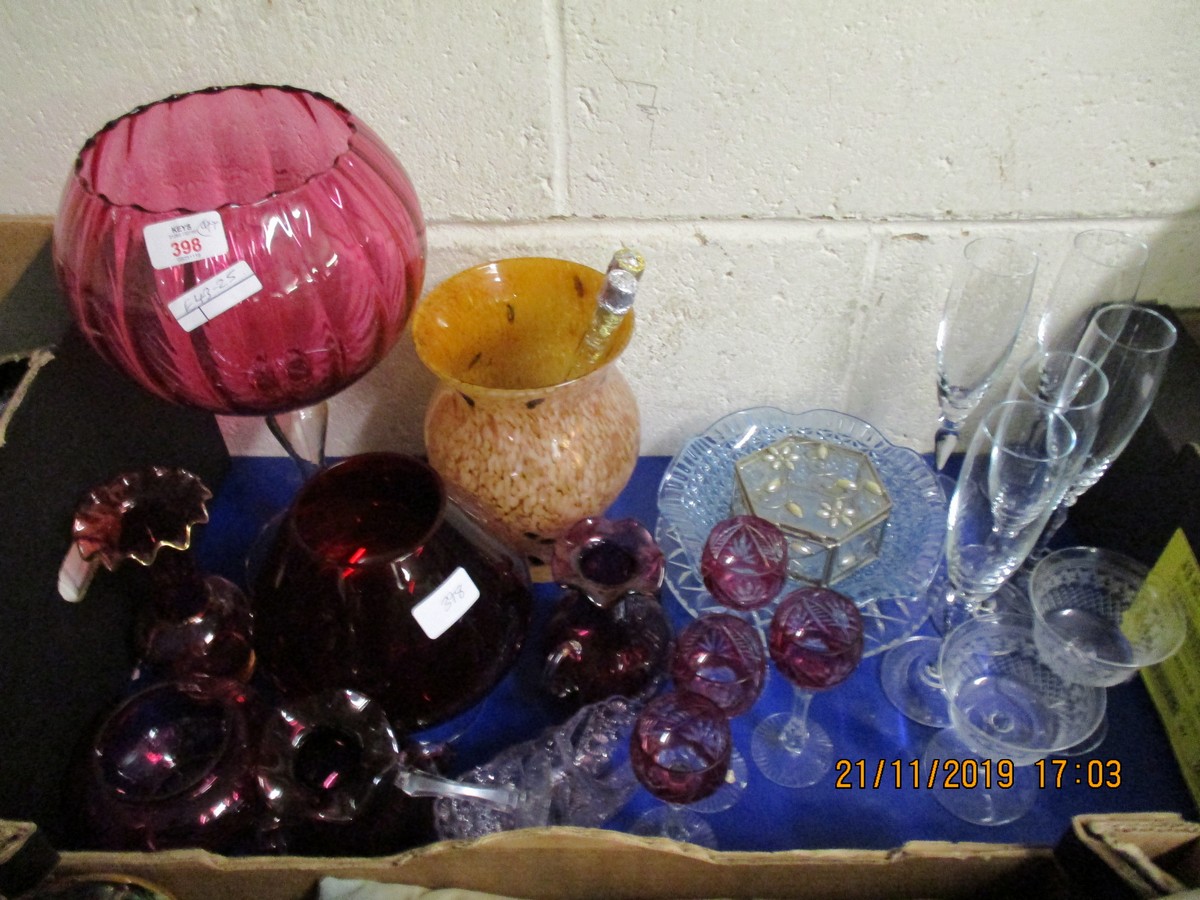 QUANTITY OF MIXED GLASS WARES, CHAMPAGNE GLASSES, MOTTLED GLASS VASE ETC