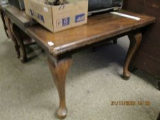 EARLY 20TH CENTURY MAHOGANY EXTENDING DINING TABLE WITH ONE EXTRA LEAF, RAISED ON FOUR PAD FEET