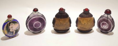 Group of Chinese snuff bottles, the bottles painted en grisaille with Chinese scenes, (5)