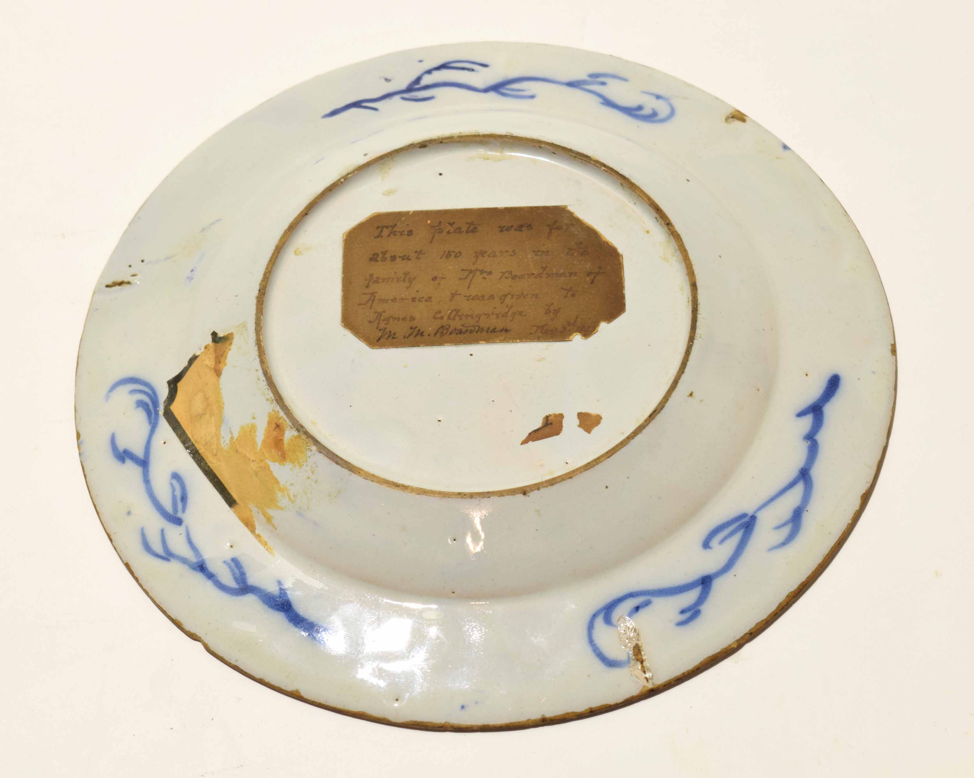 English Delft plate decorated with a pagoda within a border of floral sprays, 23cm diam - Image 2 of 2