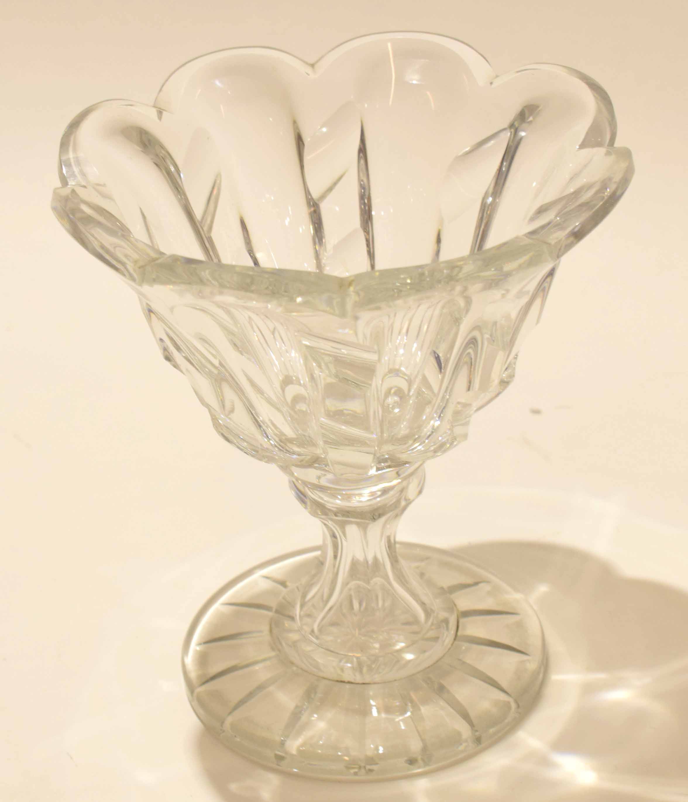 Cut glass vase on short stem foot, 17cm high