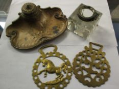 BOX CONTAINING MIXED HORSE BRASSES, INKWELL ETC