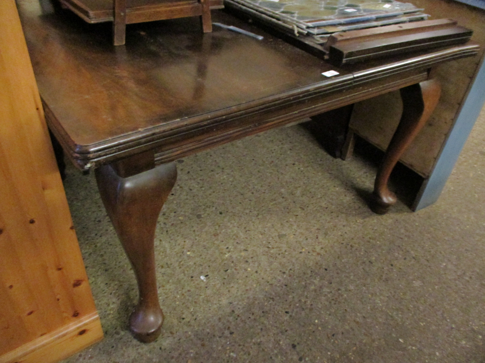 EARLY 20TH CENTURY MAHOGANY EXTENDING DINING TABLE WITH ONE EXTRA LEAF, RAISED ON FOUR PAD FEET