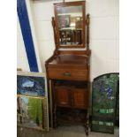 EDWARDIAN MAHOGANY GENTLEMAN’S STAND WITH MIRRORED TOP WITH SINGLE REEDED DOOR OVER OPEN SHELF AND