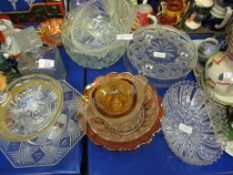 MIXED MOULDED GLASS WARES TO INCLUDE DECANTERS, BOWLS, DISHES ETC