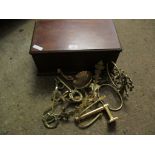 MAHOGANY TABLE TOP BOX CONTAINING MIXED BRASS WALL FITTINGS ETC