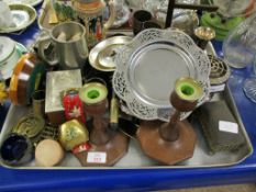 TRAY OF BEER STEINS, BRASS WARES ETC