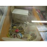 BOX CONTAINING MIXED CHRISTMAS DECORATIONS, GLASS DECORATIONS ETC