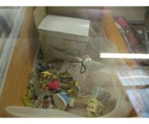 BOX CONTAINING MIXED CHRISTMAS DECORATIONS, GLASS DECORATIONS ETC