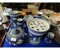 MIXED LOT OF WEDGWOOD BLUE JASPERWARES TO INCLUDE A FLOWER VASE, TEA POTS ETC