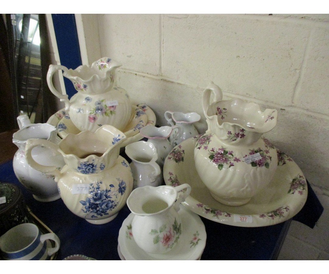 MIXED LOT OF WASH JUGS AND BOWLS, PRINTED FLORAL JUGS ETC (QTY)