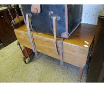 19TH CENTURY MAHOGANY PEMBROKE TABLE WITH SINGLE DRAWER TO END RAISED ON BRASS CASTERS