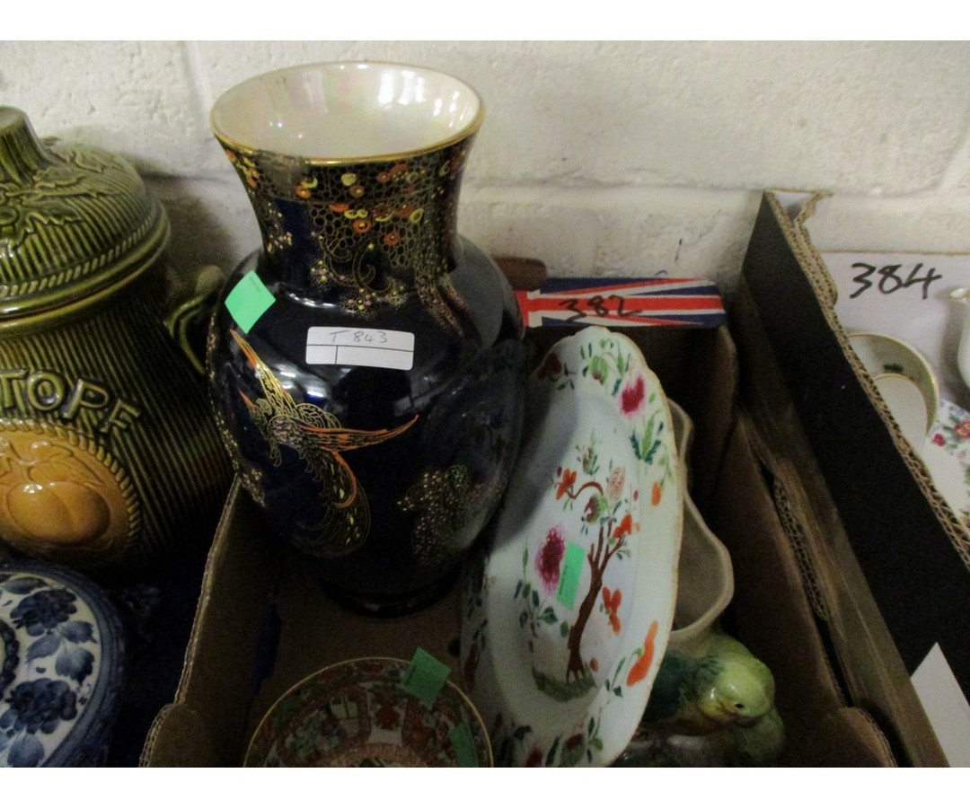 BOX CONTAINING A CARLTON WARE VASE, ORIENTAL PLATE, GLASS TUMBLER ETC