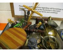 BOX CONTAINING MIXED BRASS JUG, ORNAMENTS, CHOPPING BOARD ETC