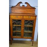 Edwardian side/display cabinet inlaid throughout with neo-classical designs, broken arch pediment
