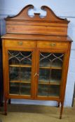 Edwardian side/display cabinet inlaid throughout with neo-classical designs, broken arch pediment