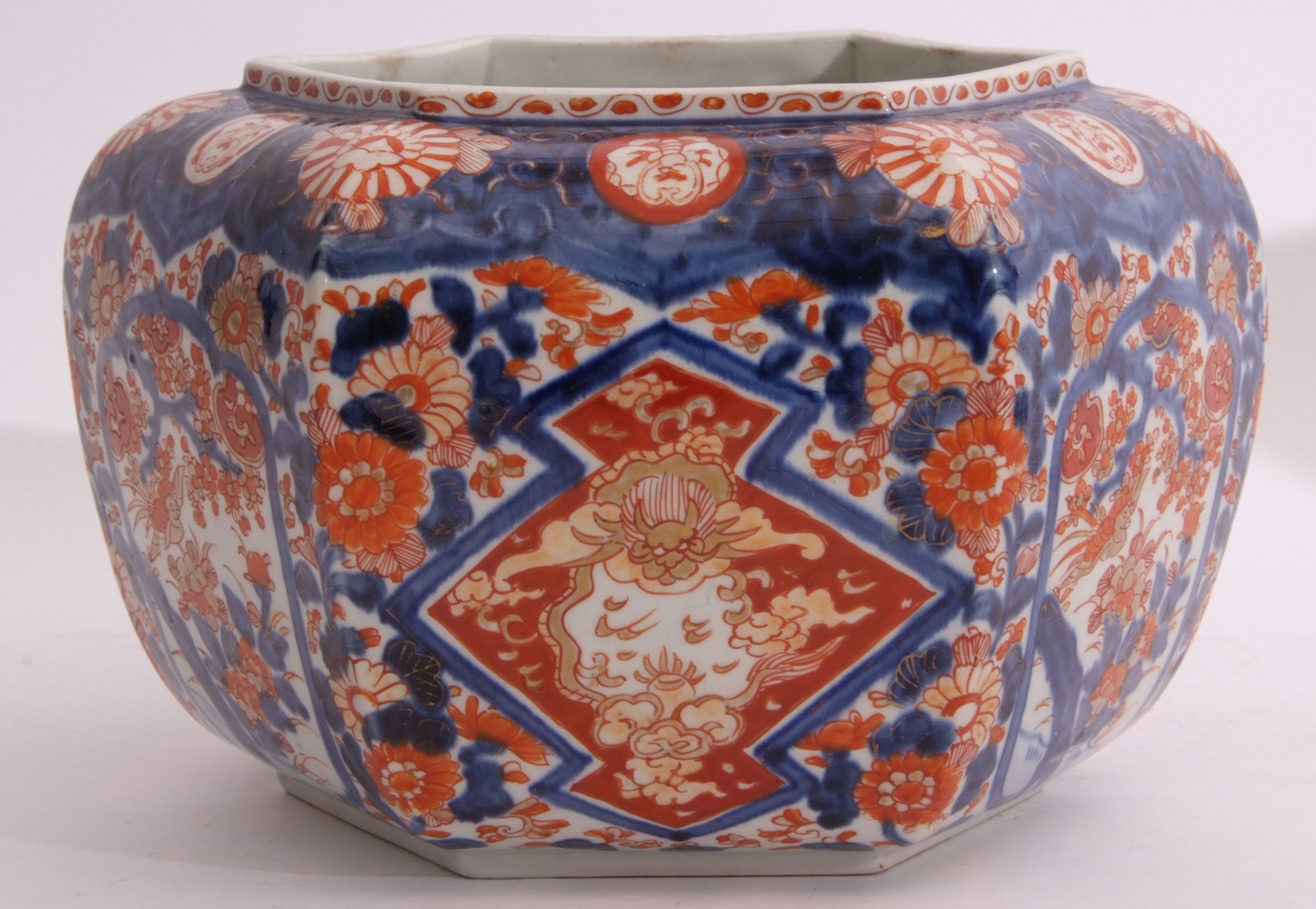 Large Japanese porcelain jardiniere decorated in Imari style, 30cm diam - Image 3 of 4