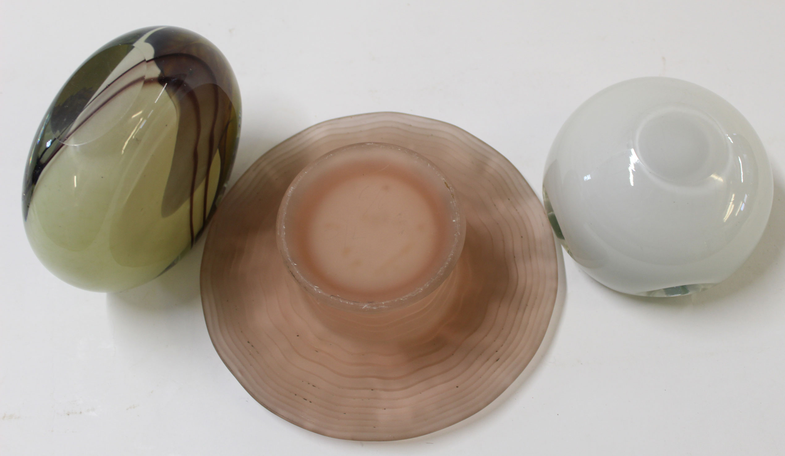 Three pieces of studio glass including a circular vase, mushroom shape, with ribbed design in pink - Image 2 of 3