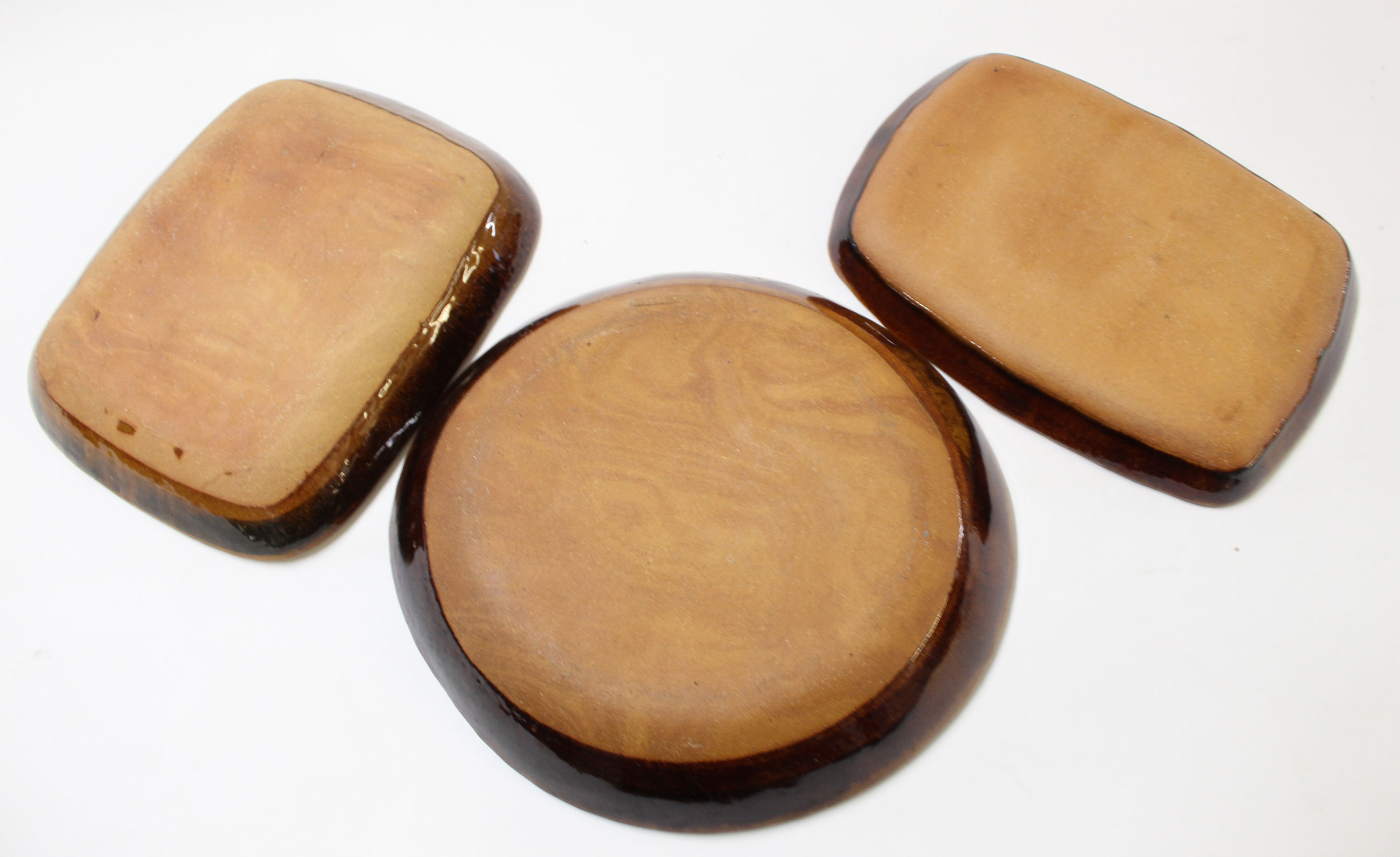 Set of three brown glazed goldstone pottery dishes with a slip design, largest 28cm diam (3) - Image 2 of 5