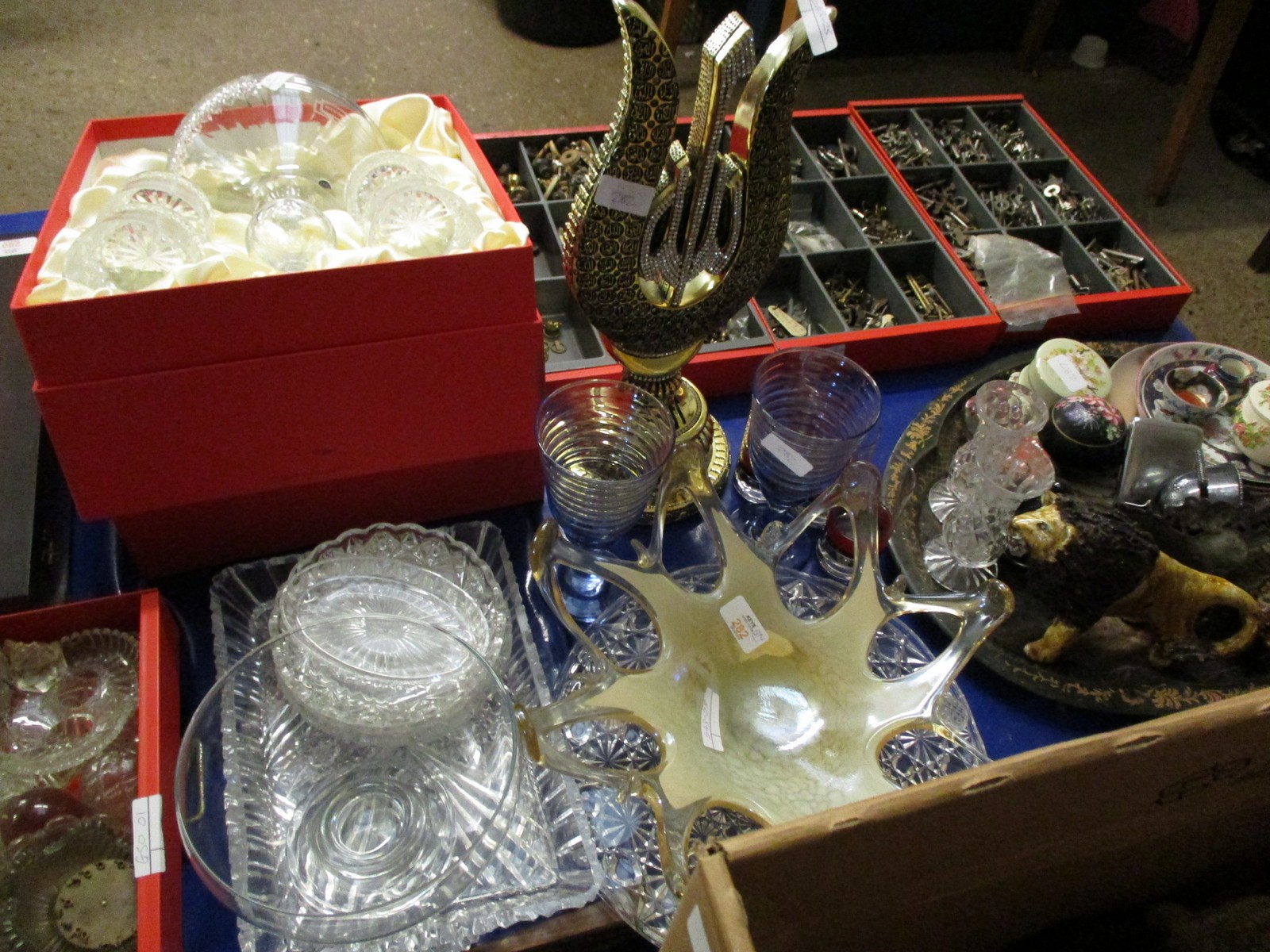 QUANTITY OF VARIOUS GLASS WARES INCLUDING A CRYSTAL DECORATED ARABIC TROPHY