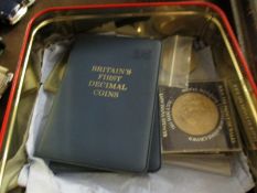 TIN CONTAINING VARIOUS COINS, COMMEMORATIVE CROWNS AND DECIMAL SETS