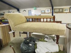 OAK FRAMED CREAM UPHOLSTERED CHAISE LONGUE