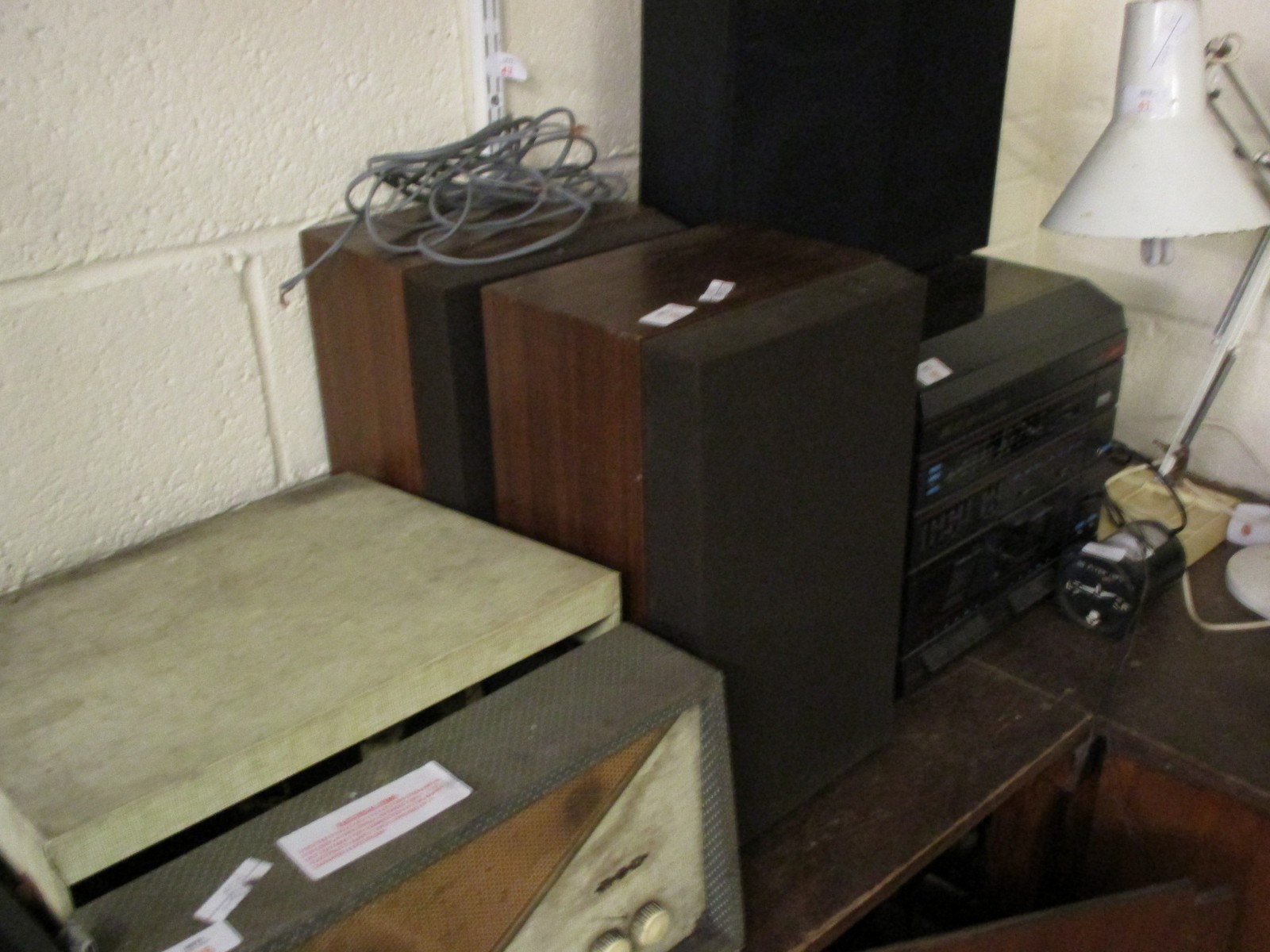 PAIR ACOUSTIC RESEARCH SPEAKERS