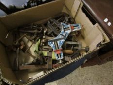 BOX CONTAINING VARIOUS VINTAGE WOODWORKING CLAMPS ETC