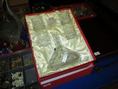 BOXED MAPPIN & WEBB SHIPS DECANTER AND GLASSES SET, THE DECANTER APPROX 27CM