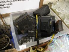 BOX CONTAINING VARIOUS VINTAGE CAMERAS