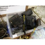 BOX CONTAINING VARIOUS VINTAGE CAMERAS