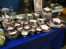 GOOD QUANTITY OF ROYAL ALBERT HEIRLOOM DINNER SERVICE