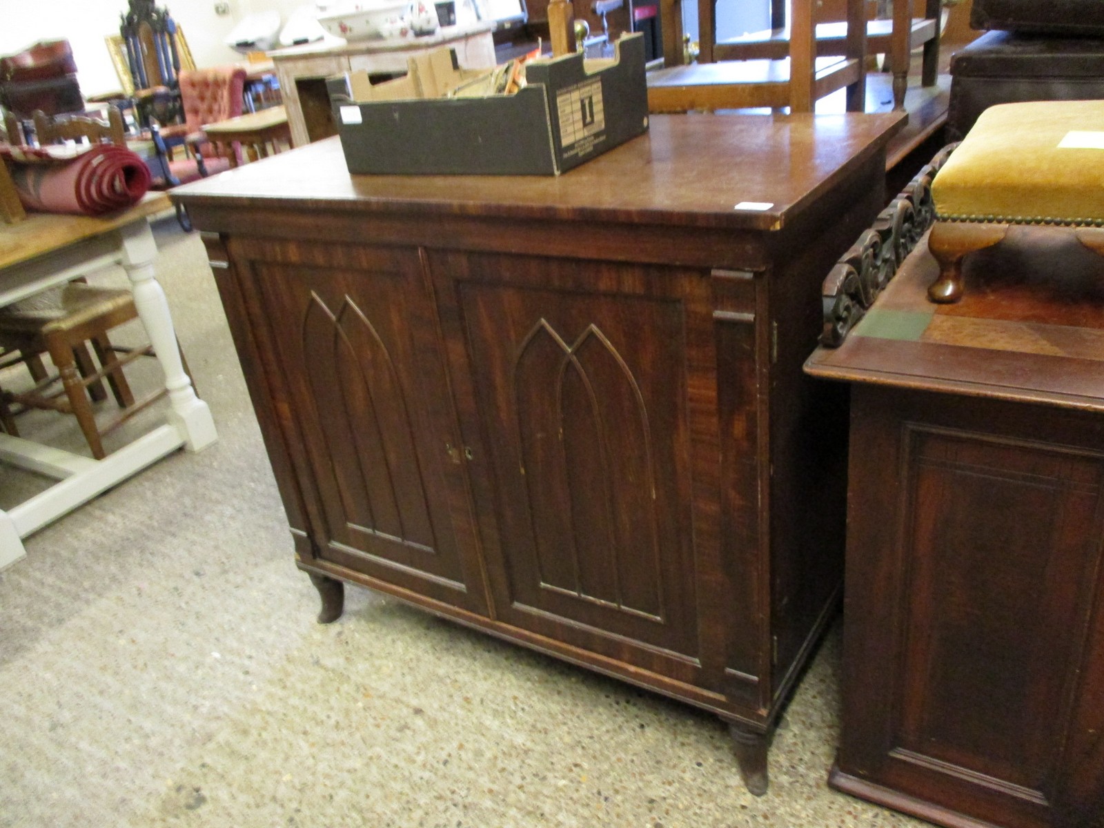 SMALL EARLY 20TH CENTURY SIDEBOARD, APPROX 107CM