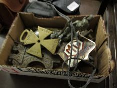 BOX CONTAINING VARIOUS SMALL AUTOMOBILE RELATED COLLECTIBLES INCLUDING MG CAR CLUB BADGE, CAR MASCOT