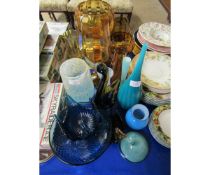 QUANTITY OF MIXED COLOURED GLASS WARES TO INCLUDE DUCK ORNAMENTS, VASES, OVERSIZED BRANDY BALLOON